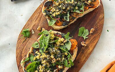 Fladenbrot mit Schwarzkohl-Käse, Süßkartoffel und Apfelessig-Vinaigrette