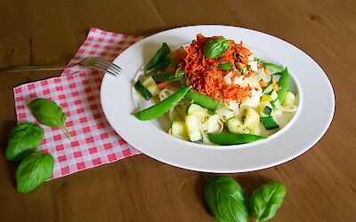 Tagliatelle mit Pesto und Zucchini