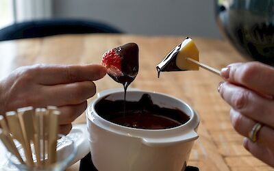 Chocolate fondue with Henri Willig coconut cheese