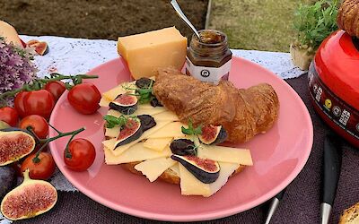 Croissant with figs and sheep's cheese