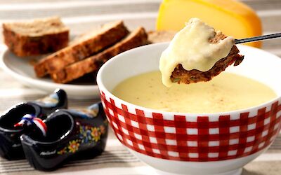 Gouda cheese fondue: easy and traditional