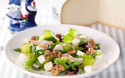 Goat cheese salad with ham and grapes